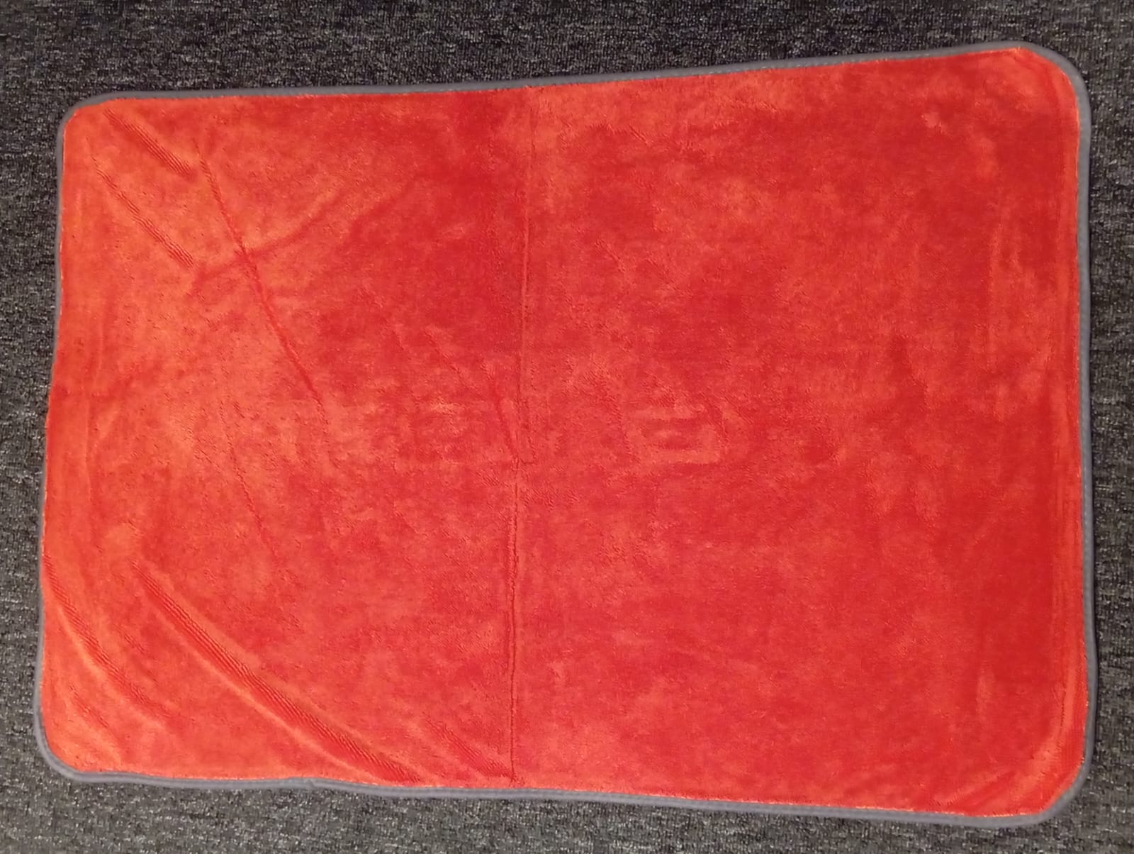 KOMBAT Ultra Thick Microfiber Car Drying Towel in 36x24 inches, 850 GSM, perfect for drying cars quickly without scratches or water spots.